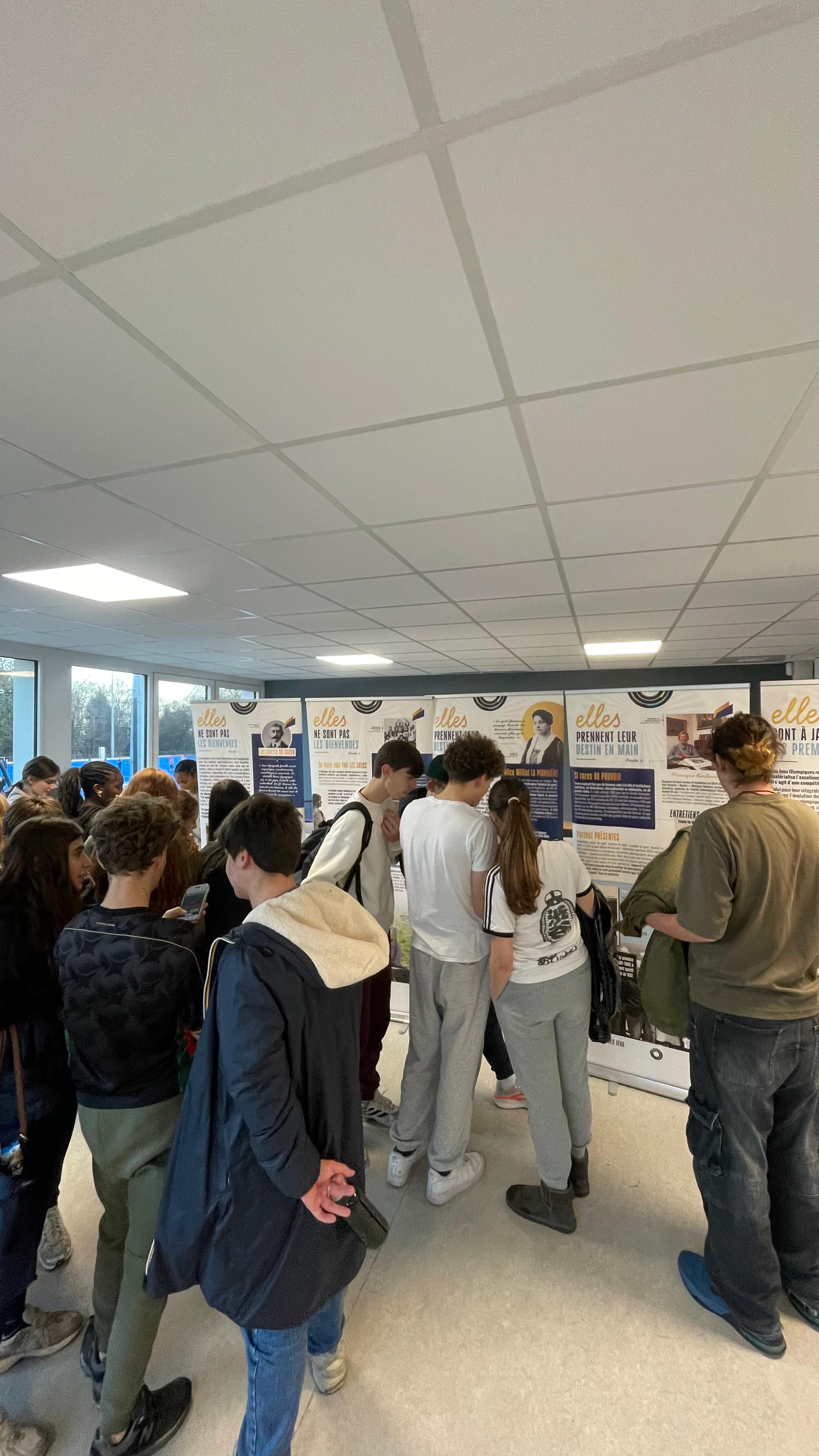 Des jeunes devant notre exposition "Les Elles des jeux" pendant la journée ambassadeurs du sport sur le thème de l'égalité filles-garçons et lutte contre les VSS