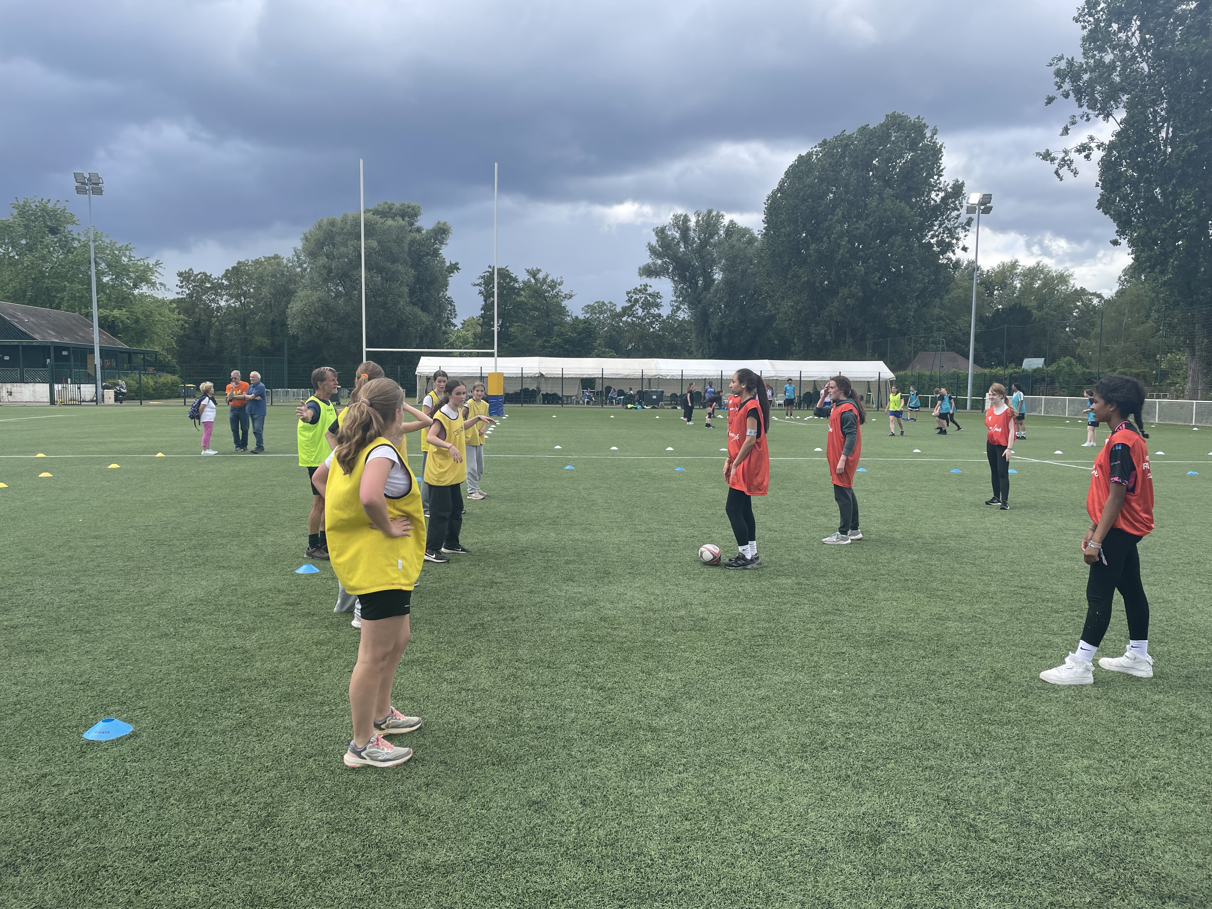 Coup d'envoi d'un match de rugby pendant le Rueil Rugby Girl